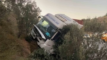 Kontrolden çıkan tır ağaçlık alana daldı, sürücü yaralandı
