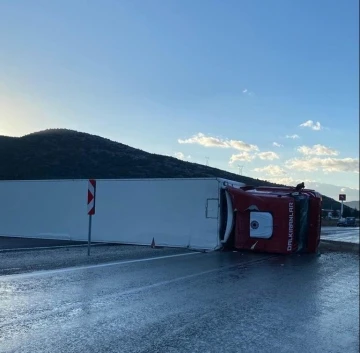 Kontrolden çıkan tır devrildi: 1 yaralı
