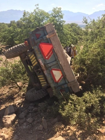 Kontrolden çıkan traktör şarampole devrildi: 2 yaralı
