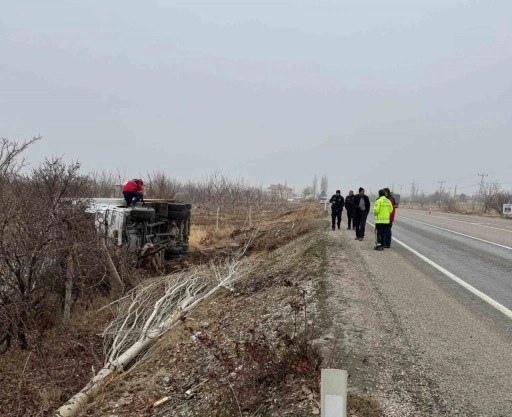 Kontrolden çıkarak devrilen kamyonun sürücüsü yaralandı