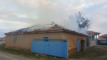 Konya’da ahır ve samanlık yangını
