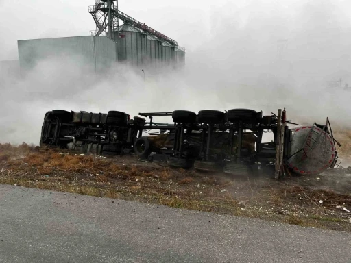 Konya’da asit tankeri devrildi: 1 ölü
