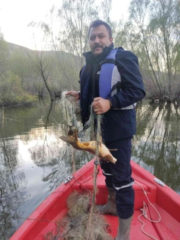Konya’da baraj gölündeki balıklar üreme döneminde denetimlerle korunuyor

