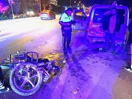 Konya’da hafif ticari araçla motosiklet çarpıştı: 1 yaralı
