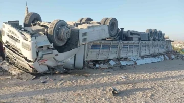 Konya’da kontrolden çıkan tır devrildi: 2 yaralı
