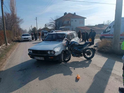 Konya’da motosiklet ile otomobil çarpıştı: 1’i ağır 2 yaralı
