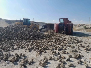 Konya’da pancar yüklü tır devrildi: 2 yaralı
