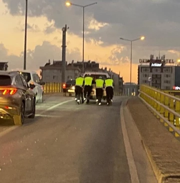 Konya’da trafik polisleri arızalanan aracı yolda bırakmadı
