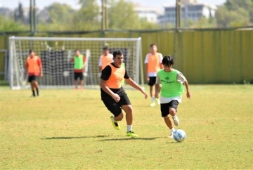 Konyaaltı’nda çocuklar spor yaparak hayatı öğreniyor
