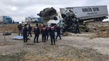 Konya&rsquo;da korkunç kaza... TIR ile kamyon kafa kafaya çarpıştı: 2 ölü, 1 yaralı