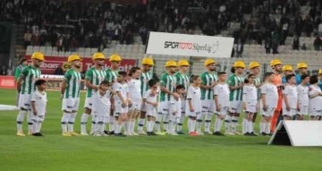 Konyaspor ve Gaziantep FK’lı futbolcular maça baretle çıktı