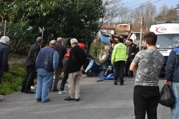 Köpeğe çarpmamak için manevra yapan patpat yan yattı: 2 yaralı
