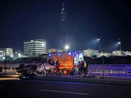 Köprülü kavşakta kontrolden çıkan araç takla attı: 1 yaralı
