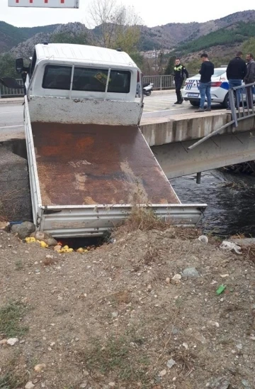 Köprüye asılı kalan kamyonet Yeşilırmak nehrine uçmaktan kurtuldu
