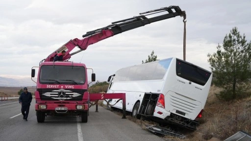 Korku dolu anlar: Yolcu otobüsü yan yattı! İçerisinde 27 yolcu vardı