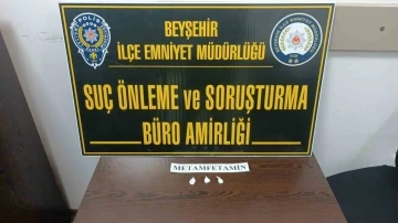 Kovalamaca sonucu yakalanan şüphelinin kaçarken attığı poşetlerden uyuşturucu çıktı
