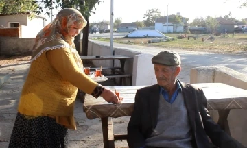 Köy kahvehanesini işleten kadın, çalışkanlığıyla takdir topluyor
