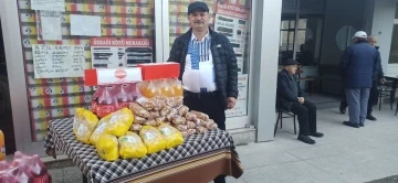 Köy muhtarı yılın son gününü hediye dağıtarak sonlandırdı
