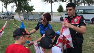 Köy okulu öğrencileri polislerle uçurtma uçurdu
