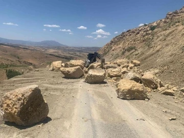 Köy yollarında risk oluşturan kayalar temizleniyor
