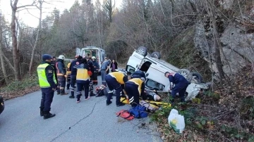 Köy yolunda virajı alamayan hafif ticari araç takla attı
