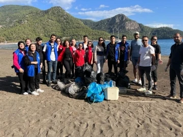 Köyceğiz Gençlik Merkezi gönüllüleri Ekincik sahilinde temizlik yaptı
