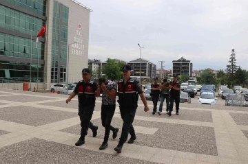 Köyün rögar kapaklarını çalarak satan 2 şüpheli adliyeye sevk edildi
