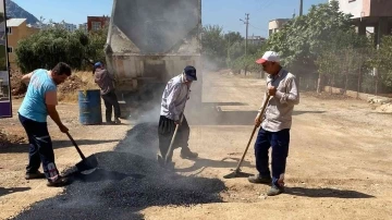 Kozan’da bozulan yollar onarılıyor
