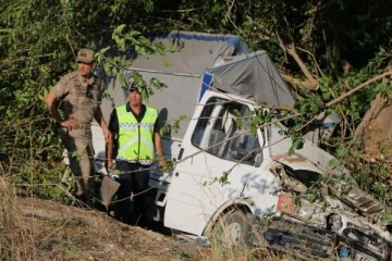 Kozan'da lastiği patlayan kamyonet şarampole düştü; 3 ölü