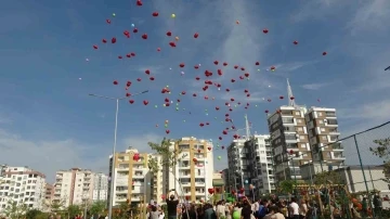 Kozan’da öğrencilerden anlamlı bayrak yürüyüşü
