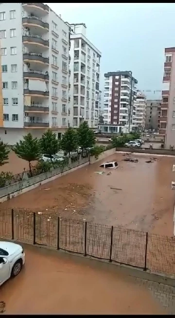 Kozan'da sağanak; dereler taştı, yollar göle döndü (2)