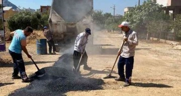 Kozan’da bozulan yollar onarılıyor