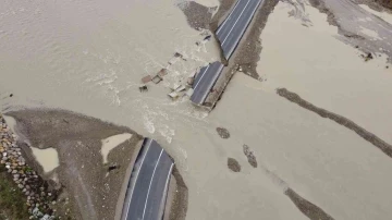 Kozcağız’da geçici servis yolu yıkıldı
