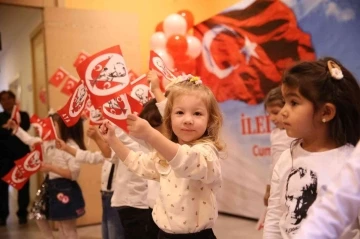 Kreşlerdeki çocukların cumhuriyet mutluluğu
