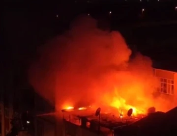 Küçükçekmece’de 3 katlı binanın çatı katı alev alev yandı
