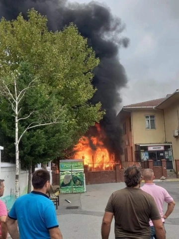 Küçükçekmece’de çocuklar oyun oynarken ana okulunun parkını yaktı
