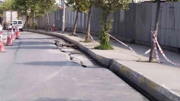 Küçükçekmece’de inşaatın temel kazısı sırasında yol çöktü
