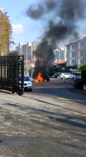 Küçükçekmece’de seyir halindeki otomobil alev topuna döndü
