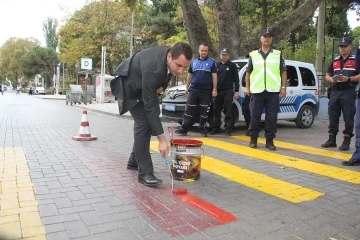 Kula’da yaya geçitleri kırmızıya boyandı
