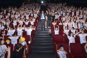 Kültür ve Turizm Bakanı Ersoy, daha önce sinemaya gitmemiş çocuklarla birlikte film izledi
