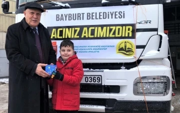 Kumbarasında biriktirdiği parayı deprem bölgesine gönderen Bayburtlu minik Ömer: &quot;Çocuklar üşüyor çok üzülüyorum&quot;
