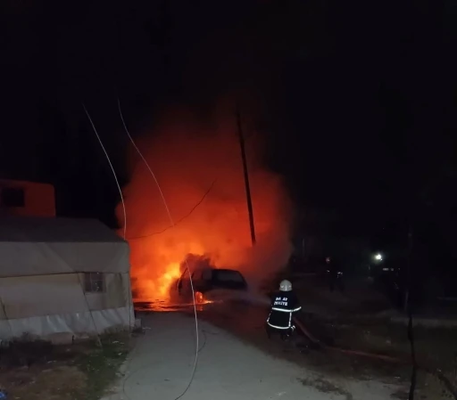 Kumlu’da park halindeki araç alevlere teslim oldu
