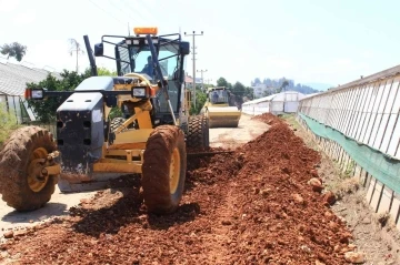 Kumluca’da bozulan yollarda asfalt hazırlığı
