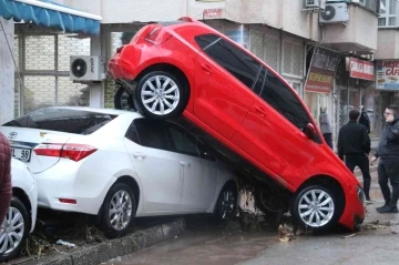 Kumluca’da sel araçları üst üste çıkardı
