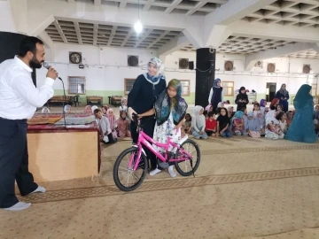 Kur’an kursundaki çocuklara bisiklet hediyesi
