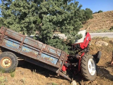 Kurbanlık satmaya giderken kullandığı traktör devrildi
