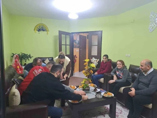 Kursa katılan öğrencilerin ailelerine çaya gidiyorlar
