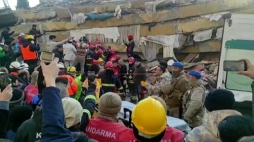 Kurtarma ekibinden küçük Muhammet’e: “Işığı ne taraftan görüyorsun?”