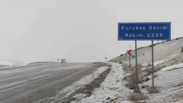 Kurubaş ve Güzeldere Geçidi’nde kar ve sis etkili oluyor
