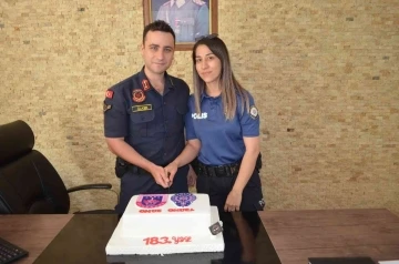 Kuruluş yıl dönümü pastasını astsubay koca polis eşiyle kesti
